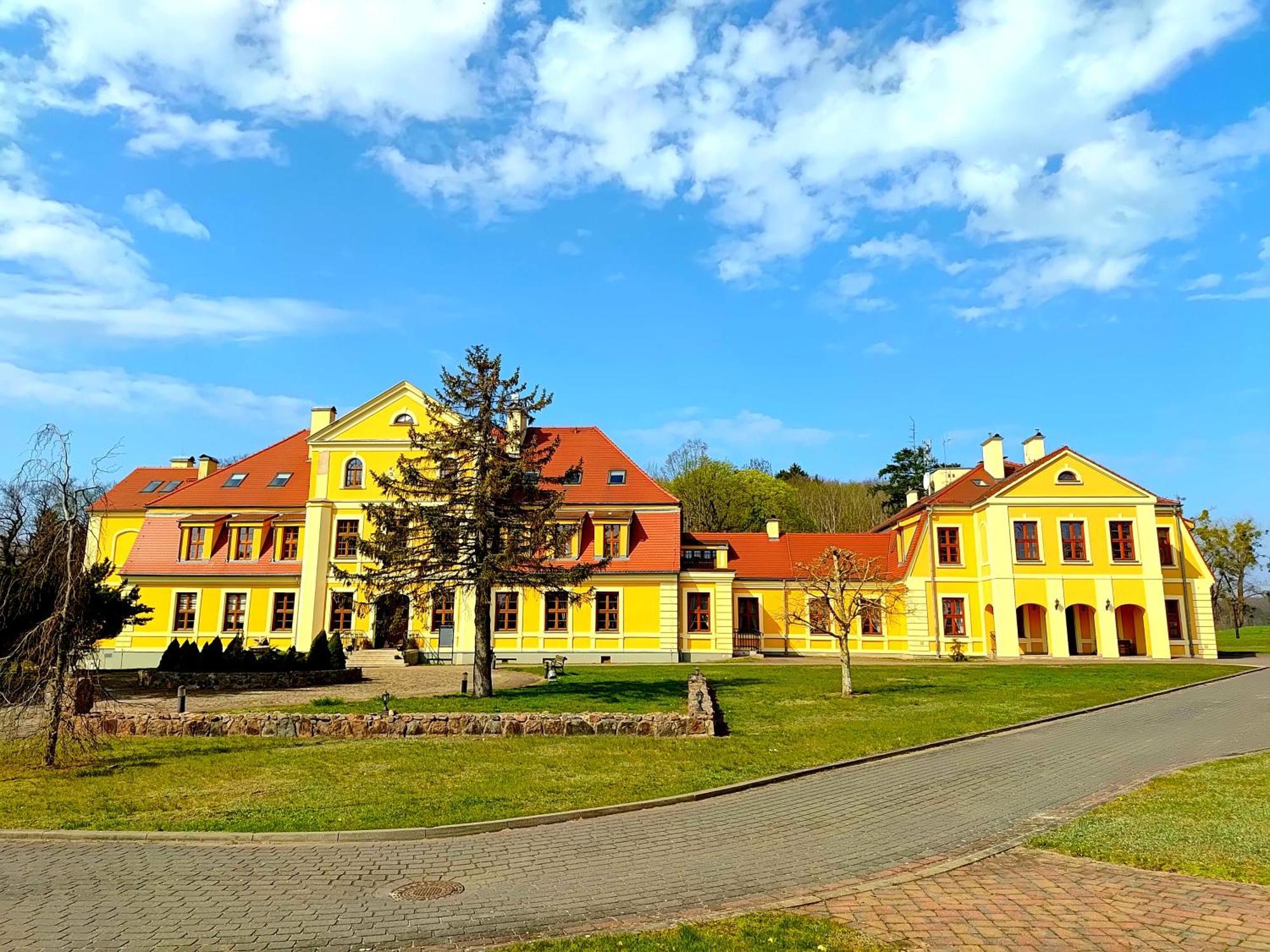Palac W Rymaniu Exteriér fotografie