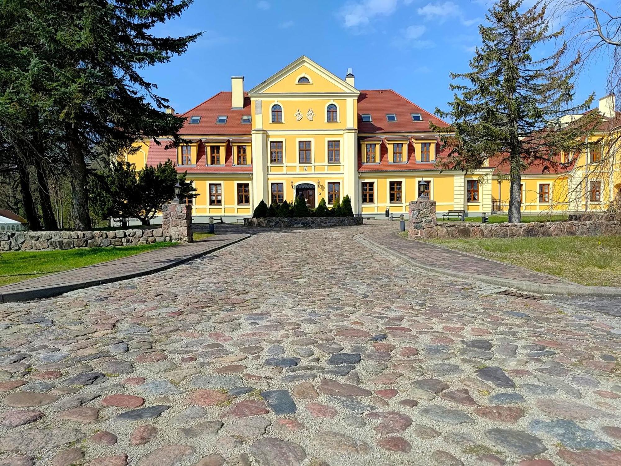 Palac W Rymaniu Exteriér fotografie