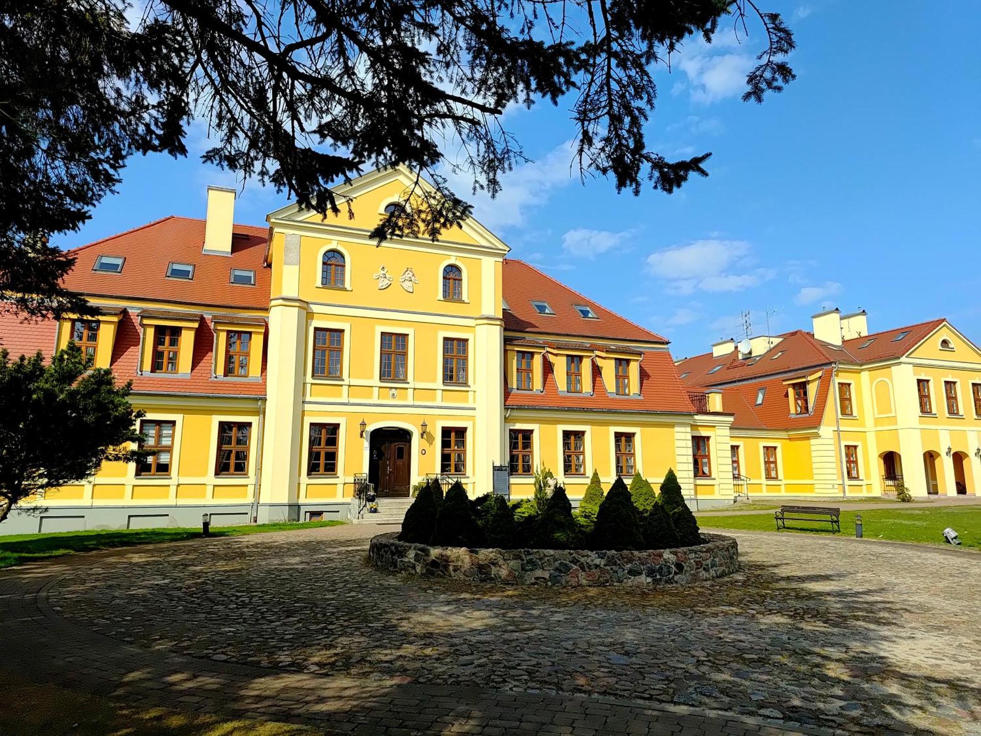 Palac W Rymaniu Exteriér fotografie