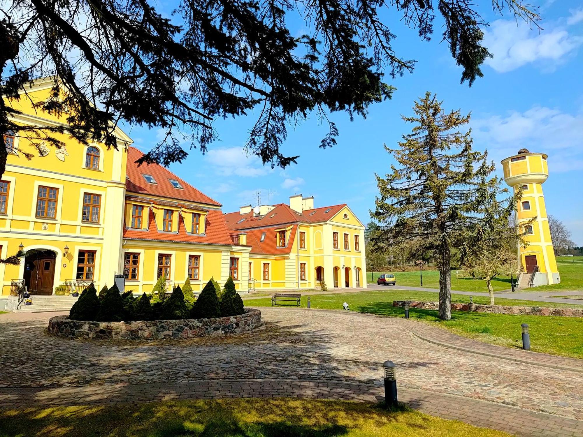 Palac W Rymaniu Exteriér fotografie